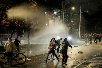 Manifestantes se enfrentan a la policía durante el paro nacional, el 28 de mayo.