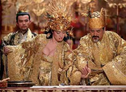 De izquierda a derecha, Jay Chow, Gong Li y Chow Yun Fat, en una imagen de <i>La maldición de la flor de oro. </i>