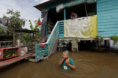 Iracema Guimaraes da Costa, una campesina de la comunidad de Careriro de Vareza, en el Estado de Amazonia, frente a su casa inundada por el aumento en el nivel de un río aledaño, el 20 de mayo de 2022.