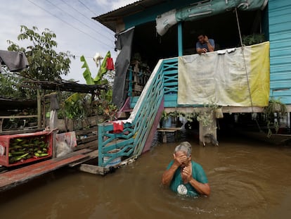 Iracema Guimaraes da Costa, una campesina de la comunidad de Careriro de Vareza, en el Estado de Amazonia, frente a su casa inundada por el aumento en el nivel de un río aledaño, el 20 de mayo de 2022.