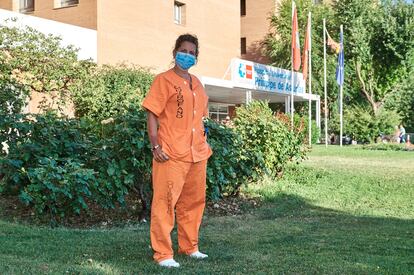 Elena Barci, auxiliar de enfermería, en el hospital Príncipe de Asturias en Alcalá de Henares, en una foto cedida por ella.