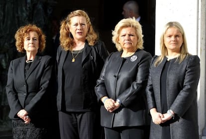 The four heads of the victims associations, pictured together at Tuesday's Mass. From l-r: Ángeles Domínguez, Pilar Manjón, Ángeles Pedraza and María del Mar Blanco.