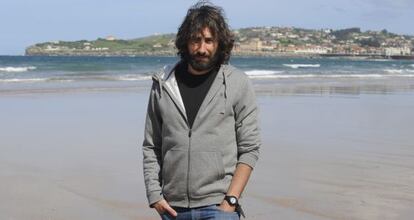 El fotoperiodista Manu Brabo, en la playa de San Lorenzo (Gij&oacute;n).