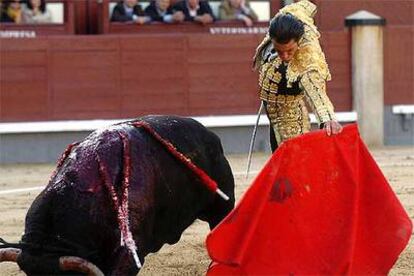 Luis Miguel Vázquez, con su primer toro.