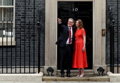 Keir Starmer junto a su esposa, Victoria, en las puertas del número 10 de Downing Street, este viernes. 