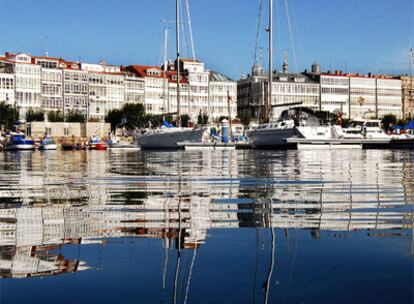 Varios barcos anclados en el puerto de A Coruña en Galicia