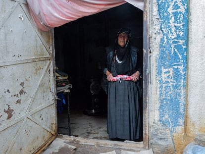 Hashia en la puerta del pequeño cuarto del colegio abandonado de Tal Tamr, donde vive con su marido. Huyeron de Ras Al Ayn en 2019 porque un bombardeo turco hizo añicos su antiguo hogar.