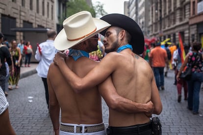 Dos manifestantes por las calles de Ciudad de México