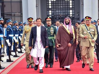 El primer ministro de Pakistán, Imran Khan, junto al príncipe heredero saudí, Mohamed Bin Salmán, este lunes en Islamabad.