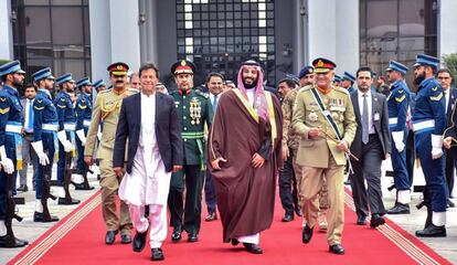 El primer ministro de Pakistán, Imran Khan, junto al príncipe heredero saudí, Mohamed Bin Salmán, este lunes en Islamabad.