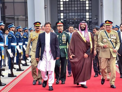 El primer ministro de Pakistán, Imran Khan, junto al príncipe heredero saudí, Mohamed Bin Salmán, este lunes en Islamabad.