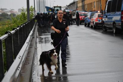 -Miembros de los servicios de emergencia trabajan en el lugar tras derrumbarse unasección del viaducto Morandi en Génova (Italia).
