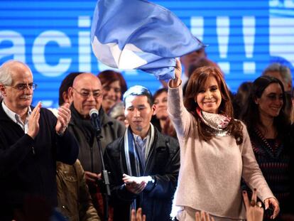 Cristina Fernández saluda a sus partidarios en la madrugada del lunes.