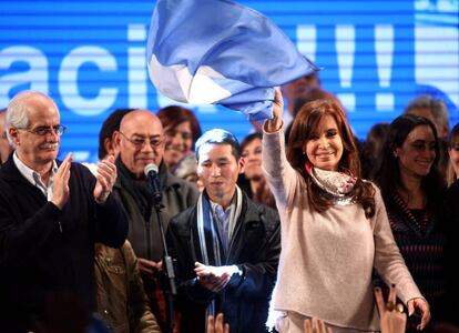 Cristina Fernández saluda a sus partidarios en la madrugada del lunes.