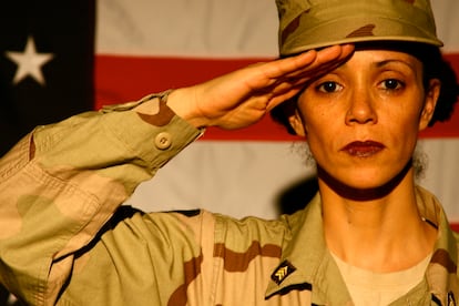 Imagen de la performance 'A Room of One’s Own: Women and Power in the New America' (Una habitación propia: mujeres y poder en la nueva América 2006-2008 / 2025), de Coco Fusco.
