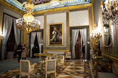 Salón decorado al estilo Imperio, adoptado por Carlos IV.