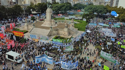 Sindicatos frente al Congreso Nacional de Argentina este miércoles, en Buenos Aires.