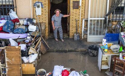Una vecina de Orihuela ante la puerta de su casa, devastada por el paso de la gota fría en septiembre.
