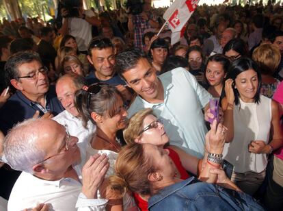 El secretario general del PSOE, Pedro Sánchez, participa en un acto festivo en Galicia con el candidato de este partido a la presidencia de la Xunta, Xoaquín Fernández Leiceaga, un día después del fallido debate de investidura.