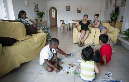 Fatu, Elena y Mirian, con sus hijos.