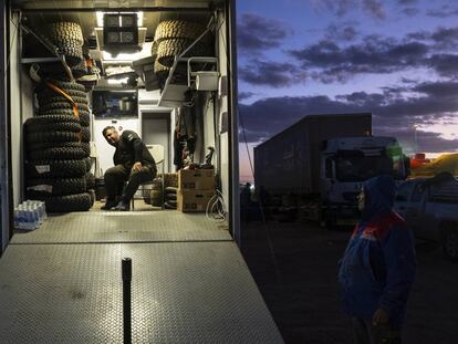 Na quinta-feira 9 de janeiro, um membro da equipe faz uma pausa, no acampamento, após a quinta etapa do Rally Dakar em Hail (Arabia Saudita).