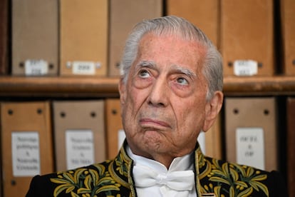 Mario Vargas Llosa en la ceremonia de su ingreso en la Academia Francesa, en febrero en París.