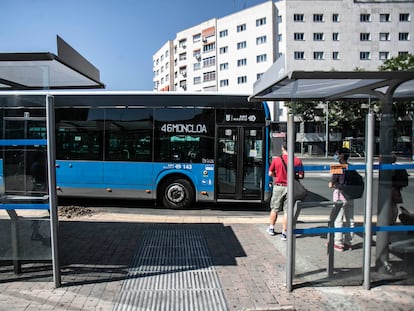 Un autobús de la red de transporte público madrileña.