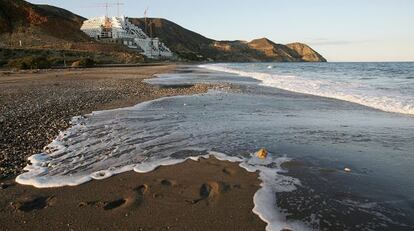 El hotel de la playa de El Algarrobico está paralizado desde 2006.