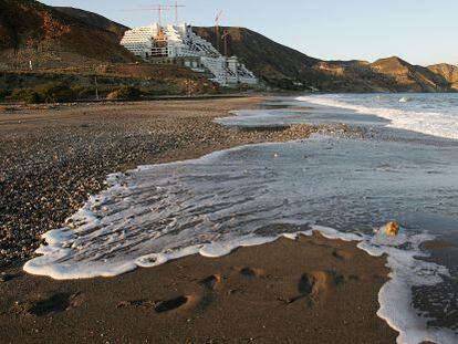 El hotel de la playa de El Algarrobico está paralizado desde 2006.