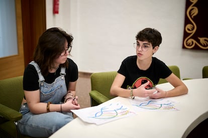 Alba Jiménez y Lucía Núñez, en un momento de la entrevista.