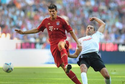 Mario Gómez, delantero del Bayern, ante el Friburgo.