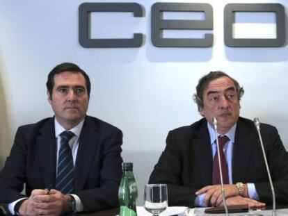 El presidente de CEOE, Juan Rosell (c), junto al vicepresidente, Jos&eacute; Mar&iacute;a Lacasa (d), y el presidente de CEPYME, Antonio Garamendi (i). EFE/Archivo