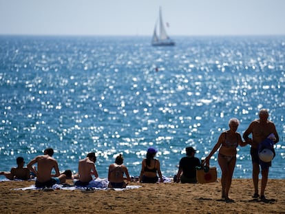 Varios bañistas disfrutan del mar este jueves en la playa de la Barceloneta de Barcelona.