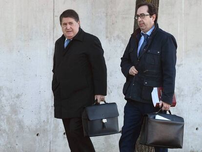 El expresidente de Bankia José Luis Olivas (i), a su llegada a la sede de la Audiencia Nacional de San Fernando de Henares el pasado lunes.