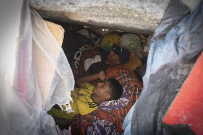 Junto a Said, marroquí de 42 años, Hamed duerme bajo una piedra. En la zona se han producido varios ataques de grupos organizados que utilizan armas blancas y objetos contundentes para robar y atemorizar a los migrantes que están en la calle.