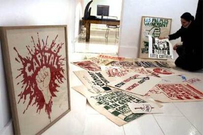 Montaje de los carteles de la exposición <i>Mayo 68</i> en la galería Miquel Alzueta de Barcelona.