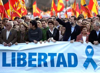 Los gritos contra el presidente del Gobierno, José Luís Rodríguez Zapatero, han sido constantes. Miles de personas han marchado al grito de "Zapatero, dimisión", "Zapatero, traidor" y "España merece otro presidente".