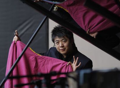 Lang Lang, que pidió fotografiarse con un capote junto al piano, en su reciente concierto en Madrid con la Orquesta Nacional.