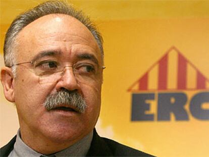 Josep Lluís Carod-Rovira junto a las siglas de su partido, Esquerra Republicana de Catalunya.