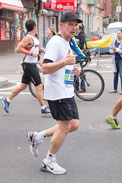 El actor Ethan Hawke participa en el maratón de Nueva York de 2015.