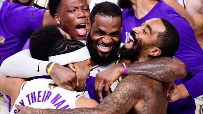 LeBron James (en el centro) celebra el triunfo del equipo con sus compañeros.