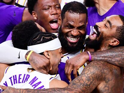 LeBron James (en el centro) celebra el triunfo del equipo con sus compañeros.