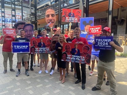 La congresista republicana Marjorie Taylor Greene posa con simpatizantes de Trump antes del primer debate de las primarias republicanas, el 23 de agosto en Milwaukke (Wisconsin). Llevan caretas de Ron DeSantis y Hunter Biden, hijo de Joe Biden.