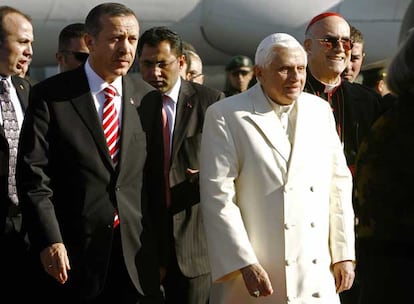 Benedicto XVI ha sido recibido en el aeropuerto de Ankara por el primer ministro turco, Recep Tayip Erdogan, que ha coincidido con el pontfice en esperar que el viaje "impulse la paz global y la alianza de civilizaciones". En un principio, Erdogan haba explicado que no podra reunirse con el Papa debido a que tena que participar en la cumbre de la OTAN en Riga (Letonia) hasta ma?ana. Finalmente, ha cambiado de opinin.