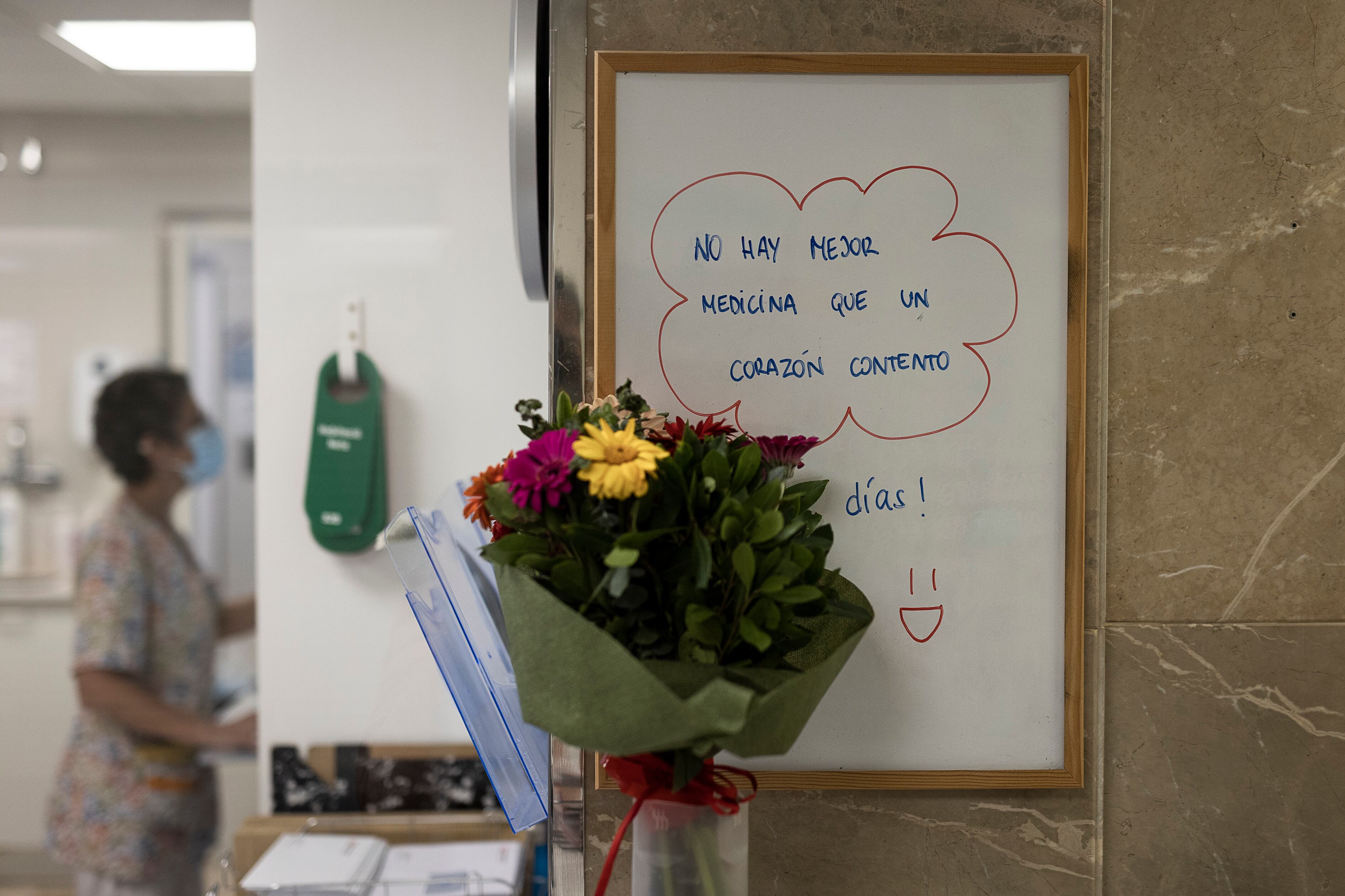 Una pizarra colgada en una planta de hospitalización del Sant Joan de Déu donde se puede leer la frase: 