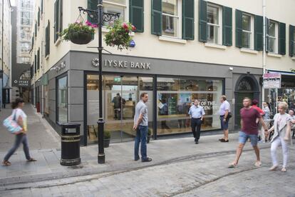 Imagen de un banco en la Main Street de Gibraltar.