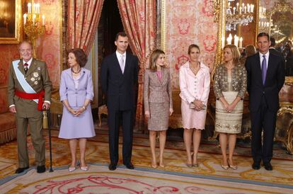 Los Reyes, los pr&iacute;ncipes de Asturias, la infanta Elena y los duques de Palma, durante la recepci&oacute;n para representantes de diversos &aacute;mbitos, al t&eacute;rmino del desfile.