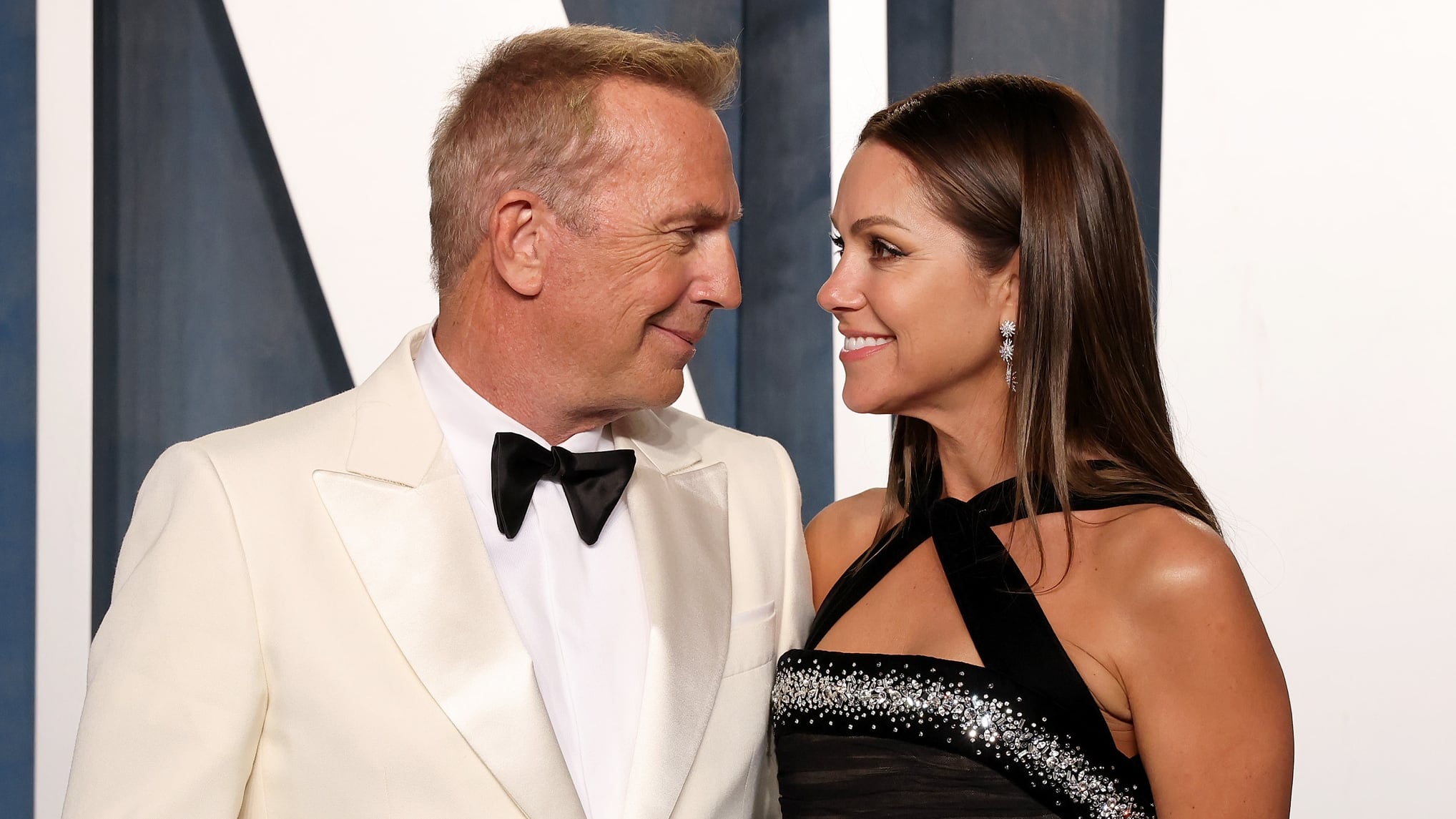 Kevin Costner llega a los 70 hipotecado y reconvertido en un soltero de oro de Hollywood 3 Kevin Costner y Christine Baumgartner (cuando aún estaban casados) en la fiesta de Vanity Fair posterior a los Oscar de 2022, en Beverly Hills, California.