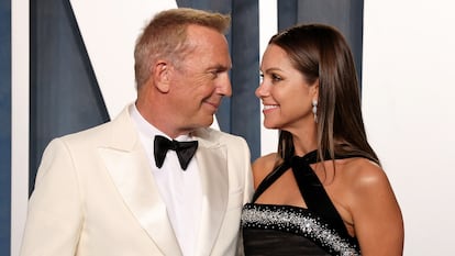 Kevin Costner y Christine Baumgartner en la fiesta de Vanity Fair posterior a los Oscar de 2022, en Beverly Hills, California