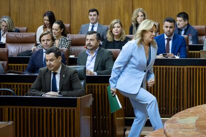 El presidente andaluz, Juan Manuel Moreno, y la consejera de Economía, Hacienda y Fondos Europeo, Carolina España, este miércoles en el Parlamento.